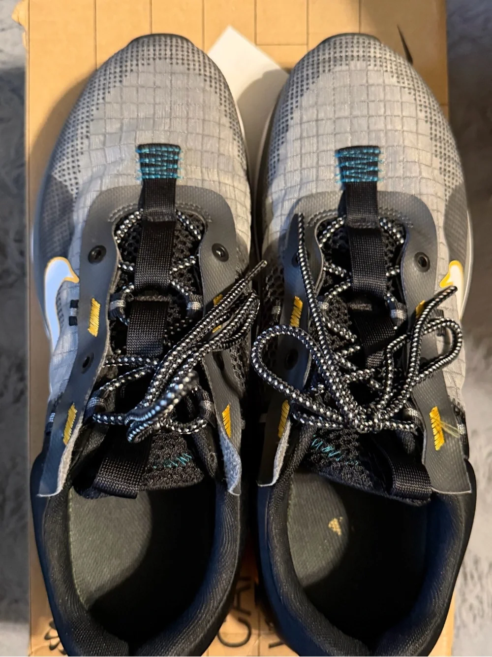 Nike Men's Gray and Yellow Air Max 2021